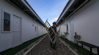 Pekerja menyelesaikan pekerjaan proyek pembangunan rumah layak huni, Senen, Jakarta, Jumat (24/4/2026). [Suara.com/Alfian Winanto]