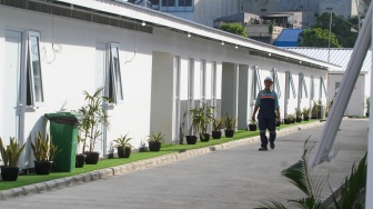 Pekerja menyelesaikan pekerjaan proyek pembangunan rumah layak huni, Senen, Jakarta, Jumat (24/4/2026). [Suara.com/Alfian Winanto]