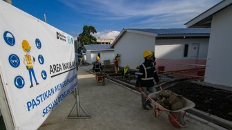 Pekerja menyelesaikan pekerjaan proyek pembangunan rumah layak huni, Senen, Jakarta, Jumat (24/4/2026). [Suara.com/Alfian Winanto]