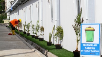 Pekerja menyelesaikan pekerjaan proyek pembangunan rumah layak huni, Senen, Jakarta, Jumat (24/4/2026). [Suara.com/Alfian Winanto]