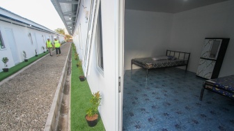 Pekerja menyelesaikan pekerjaan proyek pembangunan rumah layak huni, Senen, Jakarta, Jumat (24/4/2026). [Suara.com/Alfian Winanto]