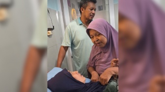 Kisah Haru Bunda Tiwi di Usia 53: Melahirkan Bayi Pertama Seberat 4,1 Kg