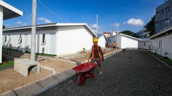 Pekerja menyelesaikan pekerjaan proyek pembangunan rumah layak huni, Senen, Jakarta, Jumat (24/4/2026). [Suara.com/Alfian Winanto]