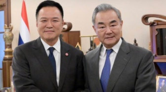 Momen Saling Puji PM Thailand dengan Menlu China: Kamu Tampan, Kamu Juga!