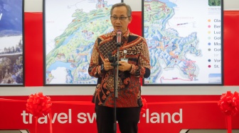 Direktur Human Resources, Asset, & Security, Safety, Health, Environment (SSHE) PT KCIC Muhammad Widodo memberikan sambutan saat pembukaan Pameran Wisata Switzerland Kedutaan Besar Swiss di Indonesia di Stasiun Whoosh Halim, Jakarta, Jumat (24/4/2026). [Suara.com/Alfian Winanto]