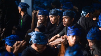 Sejumlah warga Suku Badui beristirahat di Pendopo Bupati Lebak, Rangkasbitung, Lebak, Banten, Jumat (24/4/2026). [ANTARA FOTO/Muhammad Bagus Khoirunas/YU]

