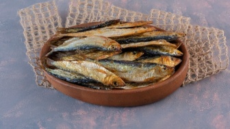 Seni Hidup Sederhana dalam Nasi Panas dan Ikan Asin