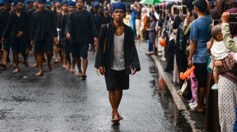 Sejumlah warga Suku Baduy berjalan menuju Pendopo Bupati Lebak, Rangkasbitung, Lebak, Banten, Jumat (24/4/2026). [ANTARA FOTO/Muhammad Bagus Khoirunas/YU]