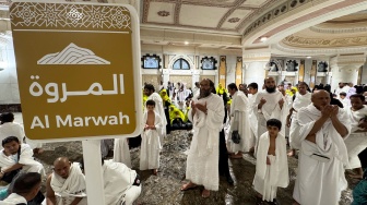Umat Islam berdoa saat Sai di Masjidil Haram, Makkah, Arab Saudi, Kamis (23/4/2026). [ANTARA FOTO/Citro Atmoko/sgd/YU]