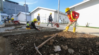 Pekerja menyelesaikan pekerjaan proyek pembangunan rumah layak huni, Senen, Jakarta, Jumat (24/4/2026). [Suara.com/Alfian Winanto]