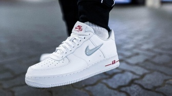 Satu Sepatu Segala Suasana: Tips Styling Sneakers Putih dari Kantor hingga Kencan