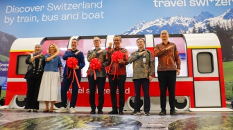(Dari kiri) Corporate Secretary PT KCIC Eva Chairunisa, Istri Duta Besar Swiss Frederique Zehnder-Merot, Director Southeast Asia Switzerland Tourism Batiste Pilet, Duta Besar Swiss untuk Indonesia Oliver Zehnder, Direktur Human Resources, Asset, & Security, Safety, Health, Environment (SSHE) PT KCIC Muhammad Widodo, High Speed Railway Director KCIC Zhang Ming, dan General Manager Non Railway Business KCIC Devin Pranata meresmikan Pameran Wisata Switzerland Kedutaan Besar Swiss di Indonesia di Stasiun Whoosh Halim, Jakarta, Jumat (24/4/2026). [Suara.com/Alfian Winanto]