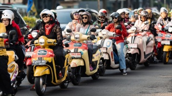 Ratusan Perempuan Berkebaya Meriahkan Jalanan Bandung Bersama Repsol Lubricants