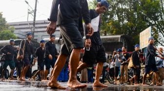 Sejumlah warga Suku Baduy berjalan menuju Pendopo Bupati Lebak, Rangkasbitung, Lebak, Banten, Jumat (24/4/2026). [ANTARA FOTO/Muhammad Bagus Khoirunas/YU]