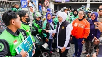 Momentum Hari Kartini, Gubernur Khofifah Bagikan BBM Gratis & Sembako untuk Ojol Perempuan di Malang