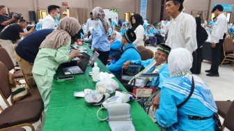 Ribuan Jemaah Embarkasi Surabaya Terbang ke Tanah Suci, 2 Orang Terpaksa Tertunda Karena Sakit