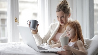 Kerja Iya, Urus Rumah Jalan Terus: Mengapa Beban Perempuan Masih Timpang?