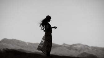 Perempuan Bermata Kelam yang Menjanjikan Kemakmuran