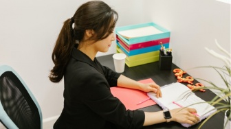 Kerja Keras, tapi Kurang Diakui: Nasib Perempuan di Dunia Profesional