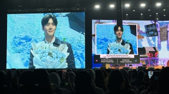 Lagi Kurang Fit, Kim Seon Ho Minta Maaf Tak Bisa Bernyanyi di Fan Meeting Jakarta