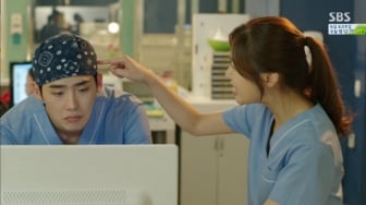 Jadi Ahli Bedah Toraks: Pesona Lee Jong-suk di Doctor Stranger