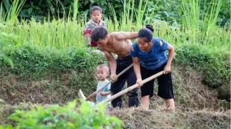 Berjuang untuk Pendidikan Anak, Meski Tanpa Sekolah Gratis
