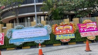 Banjir Karangan Bunga Pejabat, Begini Suasana Jelang Akad Nikah El Rumi dan Syifa Hadju