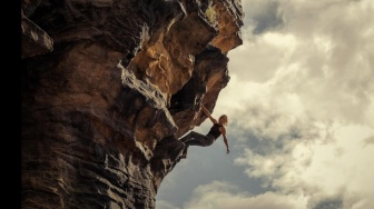 6 Fakta Menarik Apex: Film Survival Thriller Bikin Pemainnya Cedera Parah, Tayang di Netflix