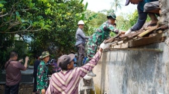 10 Tahun Memprihatinkan, Prajurit TNI Kodim 0623 Cilegon dan Warga Perbaiki Musala di Langon