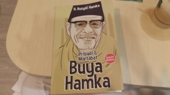 Di Atas Dendam, Ada Martabat: Mengenal Sisi Intim Buya Hamka Lewat Memoar Anak