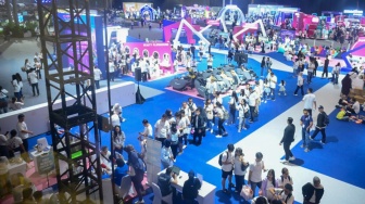 Pengunjung mengikuti berbagai kegiatan di arena exhibition experience saat perayaan anniversary pertama XLSMART di ICE BSD, Tangerang, Banten, Sabtu (25/4/2026). [Handout]