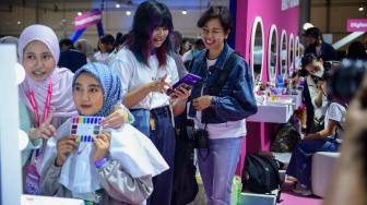 Pengunjung mengikuti berbagai kegiatan di arena exhibition experience saat perayaan anniversary pertama XLSMART di ICE BSD, Tangerang, Banten, Sabtu (25/4/2026). [Handout]