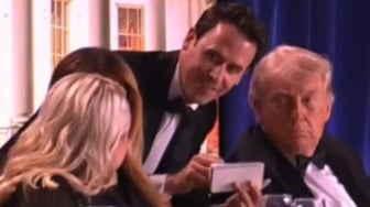 Jujur Janggal! Secret Service Biarkan Trump Duduk Manis Saat Tembakan Pertama Meletus