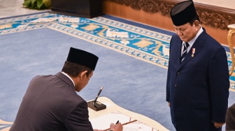 Presiden Prabowo Subianto (kanan) menyaksikan Hanif Faisol (kanan) menandatangani berita acara pelantikan dirinya sebagai Wakil Menteri Koordinator Bidang Pangan di Istana Negara, Jakarta, Senin (27/4/2026). [ANTARA FOTO/Bayu Pratama S/app/tom]