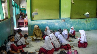 Siswa mengikuti kegiatan belajar mengajar di ruang kelas SDN Jayamukti, Kampung Tanglar, Desa Sindangasih, Kecamatan Cikatomas, Kabupaten Tasikmalaya, Jawa Barat, Senin (27/4/2026). [ANTARA FOTO/Adeng Bustomi/tom]