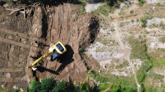 Foto udara operator menjalankan alat berat untuk perbaikan lahan sawah yang rusak pascabencana di Kuranji, Padang, Sumatera Barat, Senin (27/4/2026). [ANTARA FOTO/Fitra Yogi/YU]
