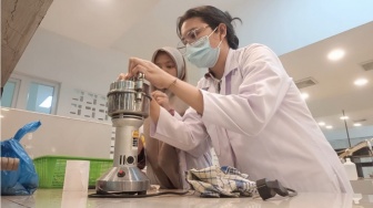 Laboratorium Harapan: Taktik Anak Pertama Meracik Masa Depan di Tengah Batas