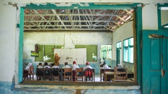Belajar di Kelas Rusak, Puluhan Siswa SD di Tasikmalaya Bertahan dalam Keterbatasan