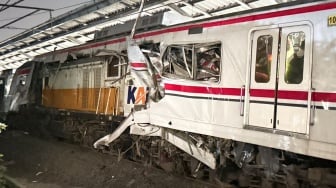 KRL vs KRD Tabrakan di Stasiun Bekasi Timur, Evakuasi Penumpang Terjepit Masih Berlangsung