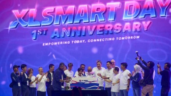 Direktur & Chief Technology Officer XLSMART, Shurish Subbramaniam, Direktur & Chief Commercial Officer XLSMART, David Arcelus Oses, Direktur & Chief Information Technology Officer XLSMART, Yessie D. Yosetya, Direktur & Chief Integration Officer XLSMART, Sanjey Vaghasia, Direktur & Chief Financial Officer, Antony Susilo, Direktur & Chief Strategy & Home Business Officer XLSMART, Feiruz Ikhwan, Direktur & Chief Regulatory Officer XLSMART, Merza Fachys dan Direktur & Chief People Officer XLSMART Jeremiah Ratadhi melakukan seremoni simbolis dalam rangka perayaan satu tahun perjalanan perusahaan di Indonesia Convention Exhibition (ICE) BSD City, Sabtu (25/4/2026). [Handout]