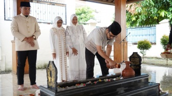 Ziarah ke Makam Pendiri Cilegon, Robinsar Ajak ASN Teladani Aat Syafaat
