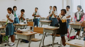 Sukarela yang Terasa Wajib: Biaya Tak Tertulis di Balik Sekolah Gratis