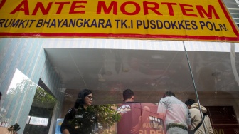 Keluarga korban kecelakaan kereta di Bekasi Timur mendatangi Pos DVI Rumah Sakit Polri, Jakarta, Selasa (28/4/2026). [Suara.com/Alfian Winanto]