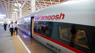 Para kru menaiki kereta di Stasiun Kereta Cepat Whoosh Halim, Jakarta Timur, Selasa (28/4/2026). [Suara.com/Alfian Winanto]