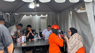 Haru dan Cemas, Warga Padati Pos Pengaduan Cari Kabar Korban Tabrakan KRL