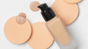 Setelah Foundation Apa Perlu Pakai Bedak? Ini Urutan Makeup agar Tahan Lama