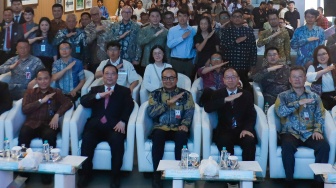 President Director PT Kereta Cepat Indonesia China (KCIC) Dwiyana Slamet Riyadi (tengah) bersama Penasihat Kebudayaan Kedutaan Besar Tiongkok di Indonesia WANG Siping, President of CICG Chang Bo (kedua kiri) dan Direktur Lalu Lintas Perkeretaapian Kemenhub Arif Anwar (kiri) berfoto bersama dengan pihak terkait pada acara China-Indonesia Friendship Stories Exchange Event di Stasiun Kereta Cepat Whoosh Halim, Jakarta Timur, Selasa (28/4/2026). [Suara.com/Alfian Winanto]