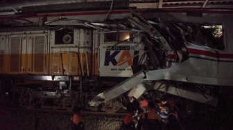 Potret Ngeri Tabrakan KA Argo Bromo-KRL, Gerbong Ringsek