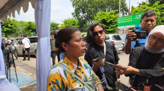 Cerita Pilu Ibu Korban Kecelakaan Kereta di Bekasi: Anak Saya Terbalik Kepala di Bawah Kaki