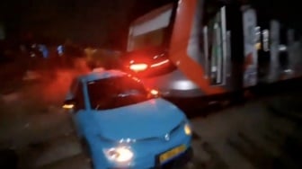 Aksi Sopir Taksi Hijau Merokok Usai Insiden Kecelakaan Kereta di Bekasi Picu Kemarahan Netizen